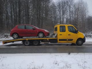 Zaśnieżona droga i auto na platformie – Ełk