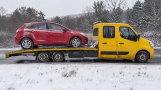 Czerwone auto zabierane z oblodzonej jezdni – Ełk