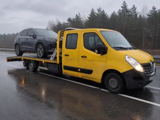 Czarny SUV wieziony na lawecie – transport pojazdów Ełk