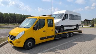 Minibus zabezpieczony na platformie – Ełk