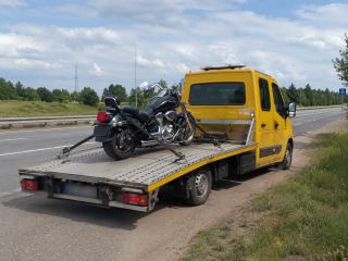 Motocykl ładowany na lawetę przy drodze – Ełk
