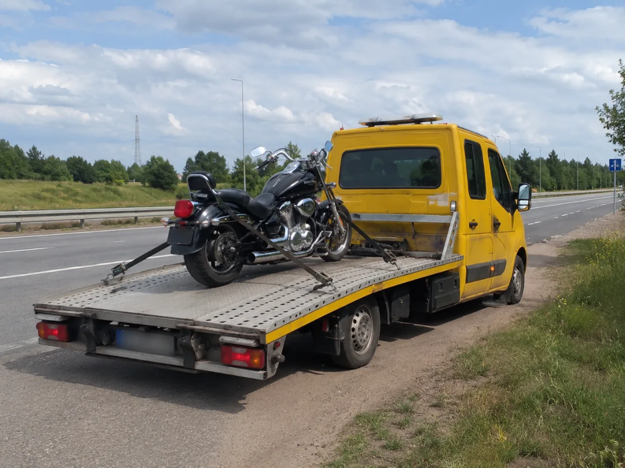 Załadunek motocykla po szynie przy drodze – Ełk