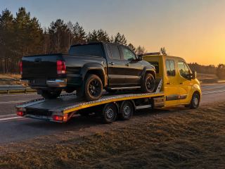 Pickup na platformie w świetle zachodu – Ełk